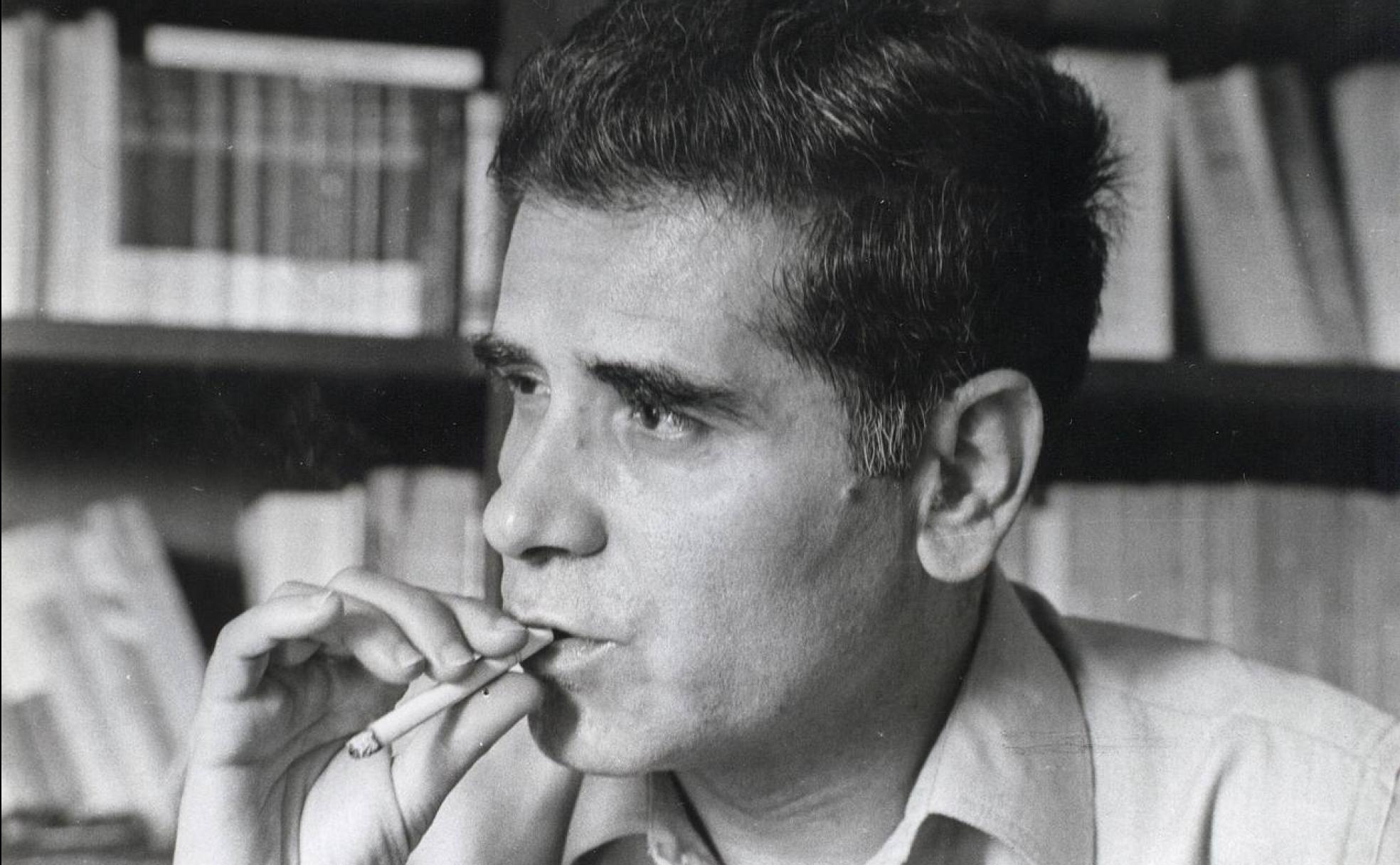 Miguel Espinosa (1926-1982) fuma un pitillo durante el encuentro con García Martínez. TOMÁS