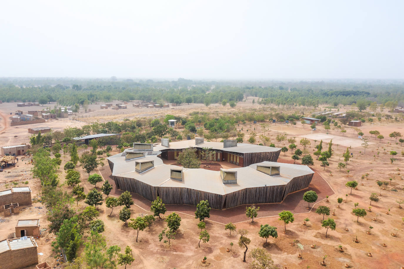 Escuela secundaria Lycée Schorge, Koudougou (Burkina Faso). Está inspirado en los asentamientos tradicionales y adopta la forma de una 'aldea' cerrada sobre sí misma. 