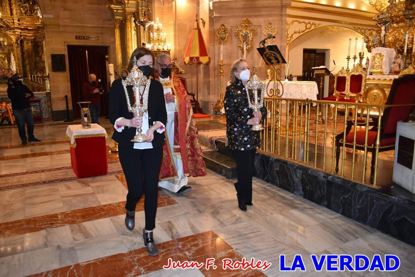 La basílica de la Vera Cruz volvió a acoger el ritual de la Bendición de la Naturaleza con la Sagrada Reliquia. La ceremonia se ha realizado esta tarde y se ha iniciado en el interior del templo para trasladarse después a la Capilla de los Conjuros. 