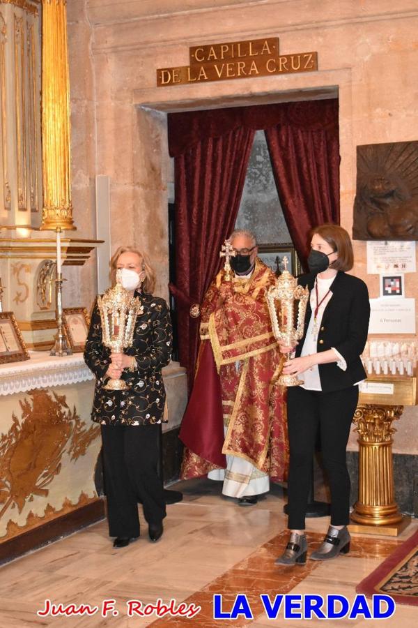 La basílica de la Vera Cruz volvió a acoger el ritual de la Bendición de la Naturaleza con la Sagrada Reliquia. La ceremonia se ha realizado esta tarde y se ha iniciado en el interior del templo para trasladarse después a la Capilla de los Conjuros. 