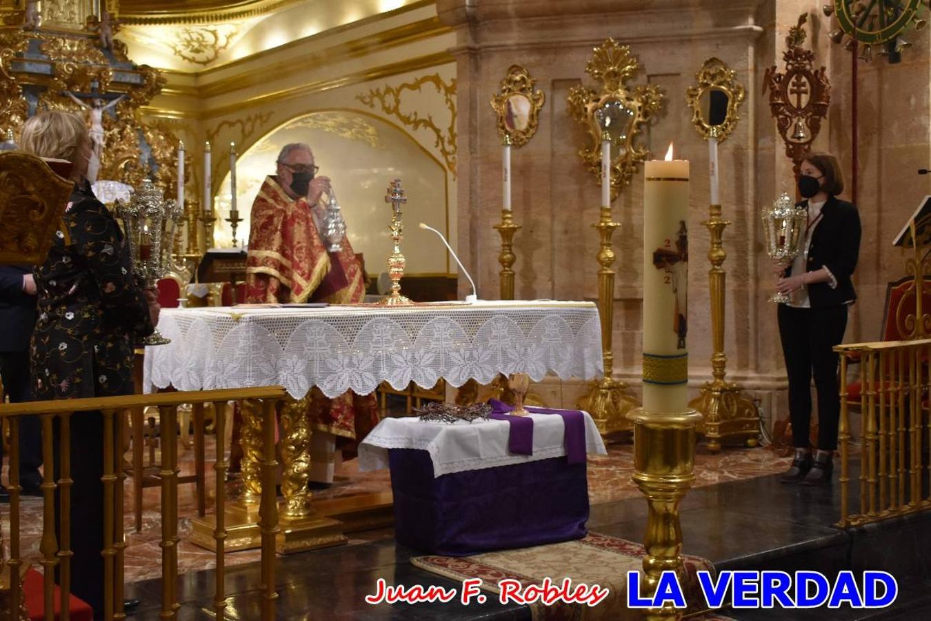 La basílica de la Vera Cruz volvió a acoger el ritual de la Bendición de la Naturaleza con la Sagrada Reliquia. La ceremonia se ha realizado esta tarde y se ha iniciado en el interior del templo para trasladarse después a la Capilla de los Conjuros. 