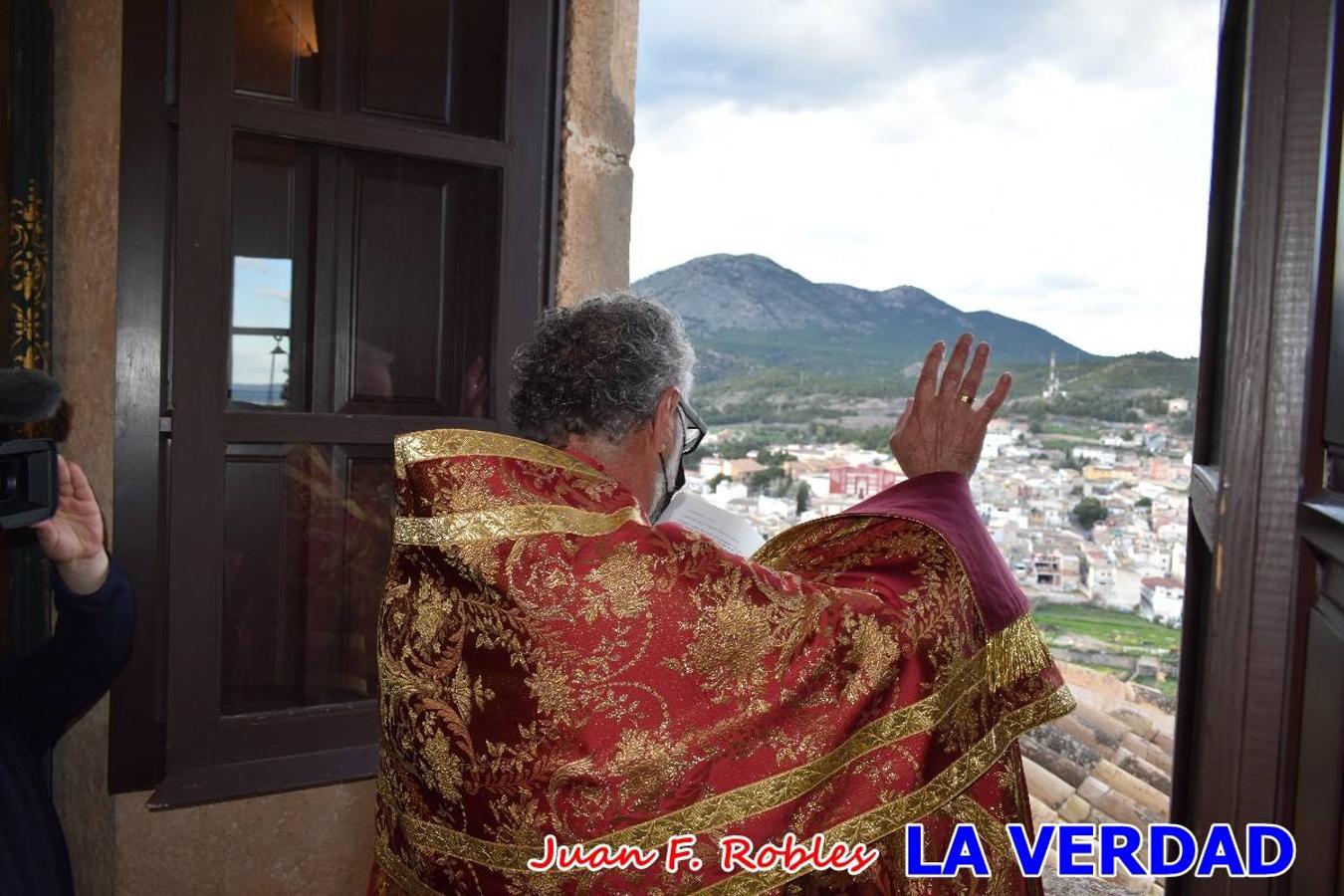 La basílica de la Vera Cruz volvió a acoger el ritual de la Bendición de la Naturaleza con la Sagrada Reliquia. La ceremonia se ha realizado esta tarde y se ha iniciado en el interior del templo para trasladarse después a la Capilla de los Conjuros. 