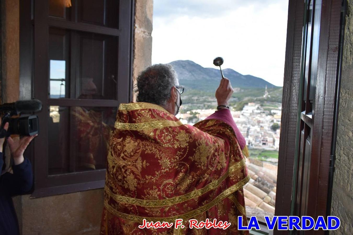 La basílica de la Vera Cruz volvió a acoger el ritual de la Bendición de la Naturaleza con la Sagrada Reliquia. La ceremonia se ha realizado esta tarde y se ha iniciado en el interior del templo para trasladarse después a la Capilla de los Conjuros. 