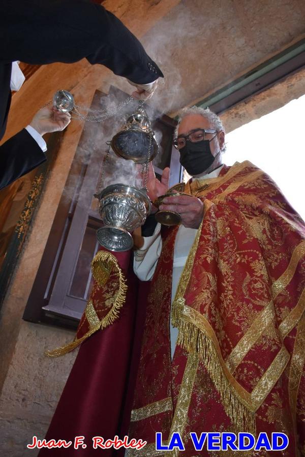 La basílica de la Vera Cruz volvió a acoger el ritual de la Bendición de la Naturaleza con la Sagrada Reliquia. La ceremonia se ha realizado esta tarde y se ha iniciado en el interior del templo para trasladarse después a la Capilla de los Conjuros. 