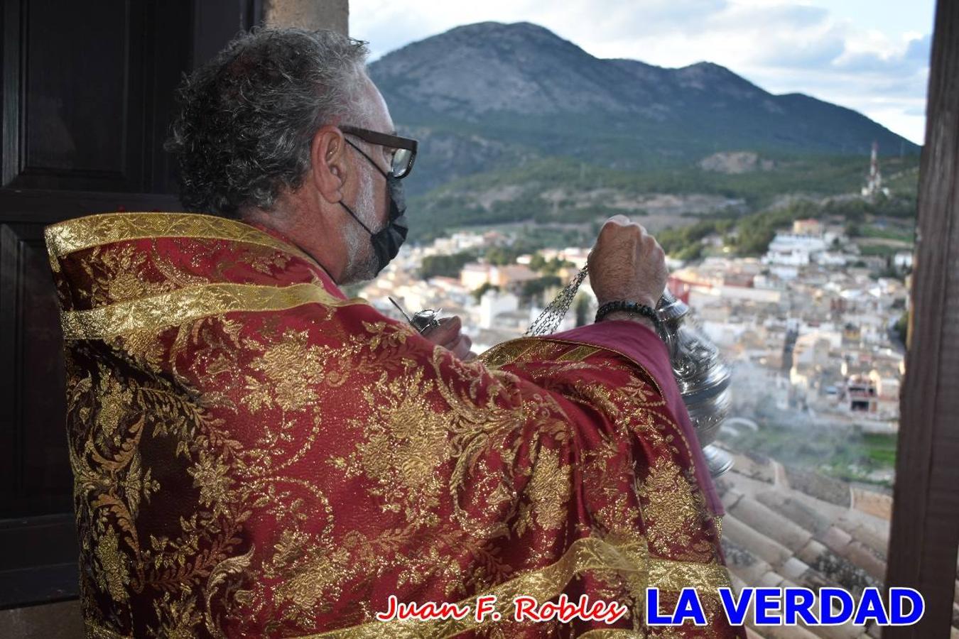 La basílica de la Vera Cruz volvió a acoger el ritual de la Bendición de la Naturaleza con la Sagrada Reliquia. La ceremonia se ha realizado esta tarde y se ha iniciado en el interior del templo para trasladarse después a la Capilla de los Conjuros. 