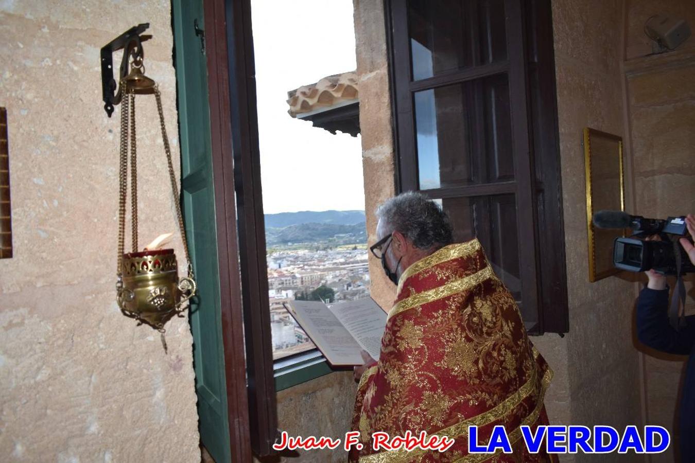 La basílica de la Vera Cruz volvió a acoger el ritual de la Bendición de la Naturaleza con la Sagrada Reliquia. La ceremonia se ha realizado esta tarde y se ha iniciado en el interior del templo para trasladarse después a la Capilla de los Conjuros. 