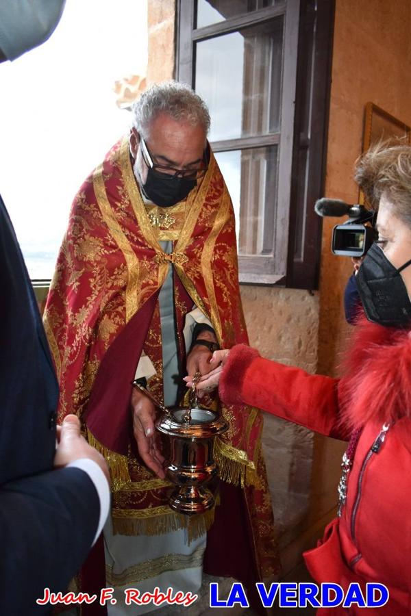 La basílica de la Vera Cruz volvió a acoger el ritual de la Bendición de la Naturaleza con la Sagrada Reliquia. La ceremonia se ha realizado esta tarde y se ha iniciado en el interior del templo para trasladarse después a la Capilla de los Conjuros. 