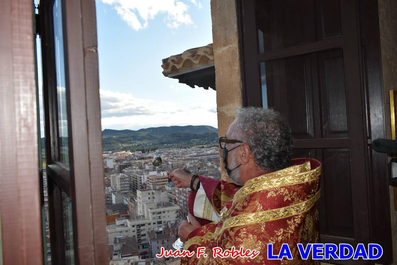 La basílica de la Vera Cruz volvió a acoger el ritual de la Bendición de la Naturaleza con la Sagrada Reliquia. La ceremonia se ha realizado esta tarde y se ha iniciado en el interior del templo para trasladarse después a la Capilla de los Conjuros. 