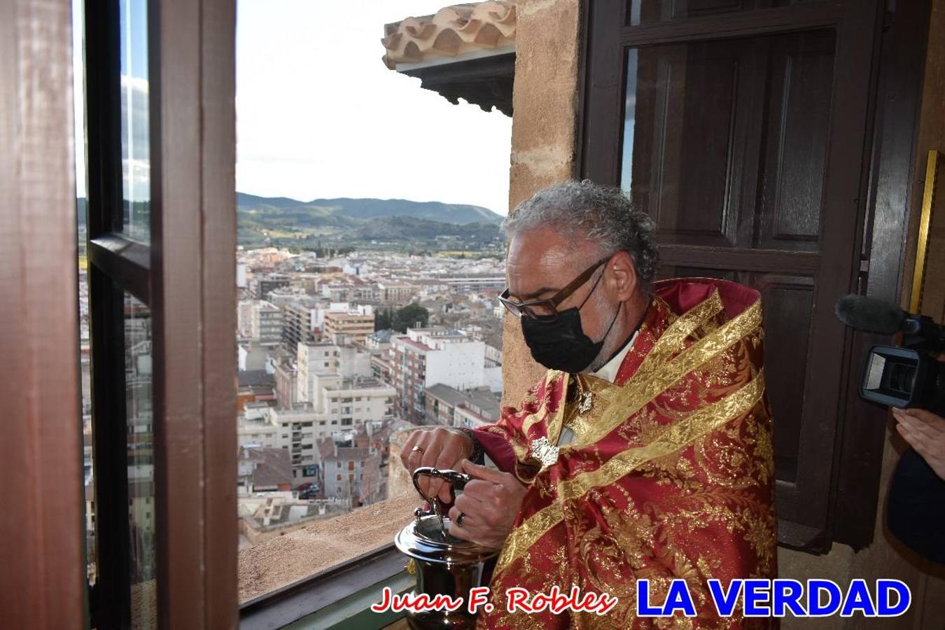 La basílica de la Vera Cruz volvió a acoger el ritual de la Bendición de la Naturaleza con la Sagrada Reliquia. La ceremonia se ha realizado esta tarde y se ha iniciado en el interior del templo para trasladarse después a la Capilla de los Conjuros. 