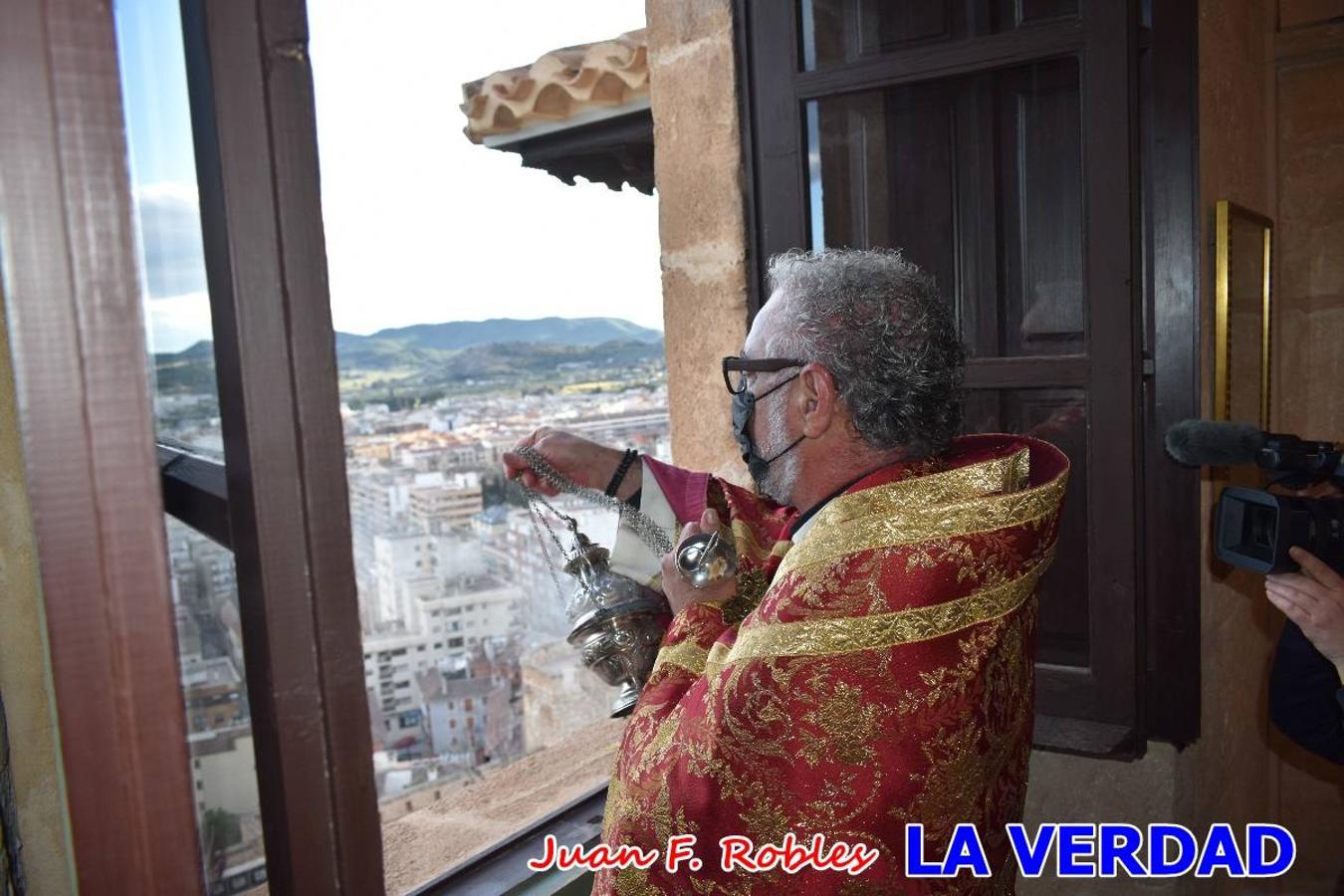 La basílica de la Vera Cruz volvió a acoger el ritual de la Bendición de la Naturaleza con la Sagrada Reliquia. La ceremonia se ha realizado esta tarde y se ha iniciado en el interior del templo para trasladarse después a la Capilla de los Conjuros. 