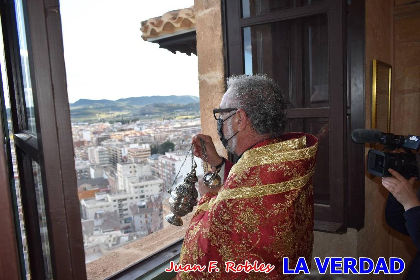 La basílica de la Vera Cruz volvió a acoger el ritual de la Bendición de la Naturaleza con la Sagrada Reliquia. La ceremonia se ha realizado esta tarde y se ha iniciado en el interior del templo para trasladarse después a la Capilla de los Conjuros. 