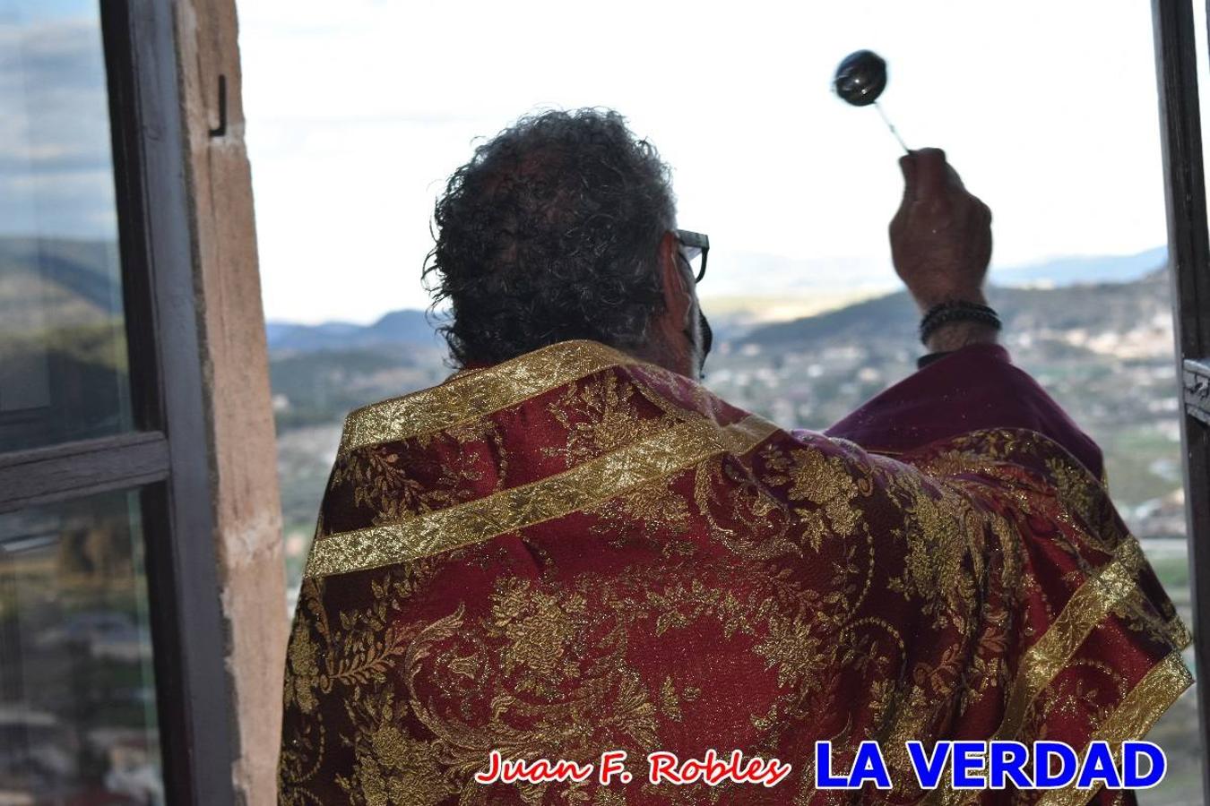 La basílica de la Vera Cruz volvió a acoger el ritual de la Bendición de la Naturaleza con la Sagrada Reliquia. La ceremonia se ha realizado esta tarde y se ha iniciado en el interior del templo para trasladarse después a la Capilla de los Conjuros. 