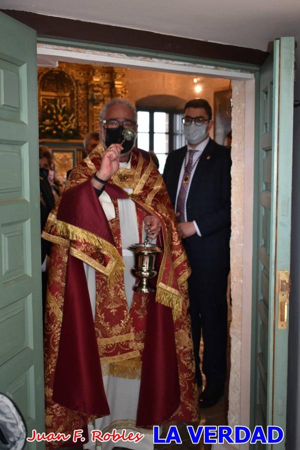 La basílica de la Vera Cruz volvió a acoger el ritual de la Bendición de la Naturaleza con la Sagrada Reliquia. La ceremonia se ha realizado esta tarde y se ha iniciado en el interior del templo para trasladarse después a la Capilla de los Conjuros. 