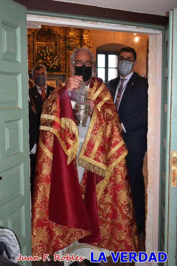 La basílica de la Vera Cruz volvió a acoger el ritual de la Bendición de la Naturaleza con la Sagrada Reliquia. La ceremonia se ha realizado esta tarde y se ha iniciado en el interior del templo para trasladarse después a la Capilla de los Conjuros. 