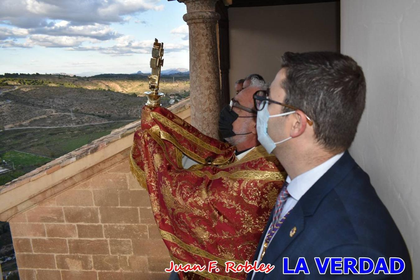 La basílica de la Vera Cruz volvió a acoger el ritual de la Bendición de la Naturaleza con la Sagrada Reliquia. La ceremonia se ha realizado esta tarde y se ha iniciado en el interior del templo para trasladarse después a la Capilla de los Conjuros. 