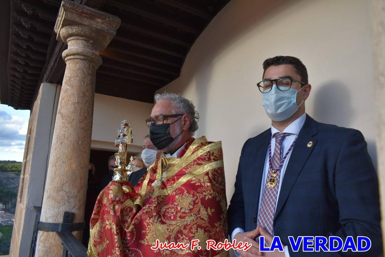 La basílica de la Vera Cruz volvió a acoger el ritual de la Bendición de la Naturaleza con la Sagrada Reliquia. La ceremonia se ha realizado esta tarde y se ha iniciado en el interior del templo para trasladarse después a la Capilla de los Conjuros. 