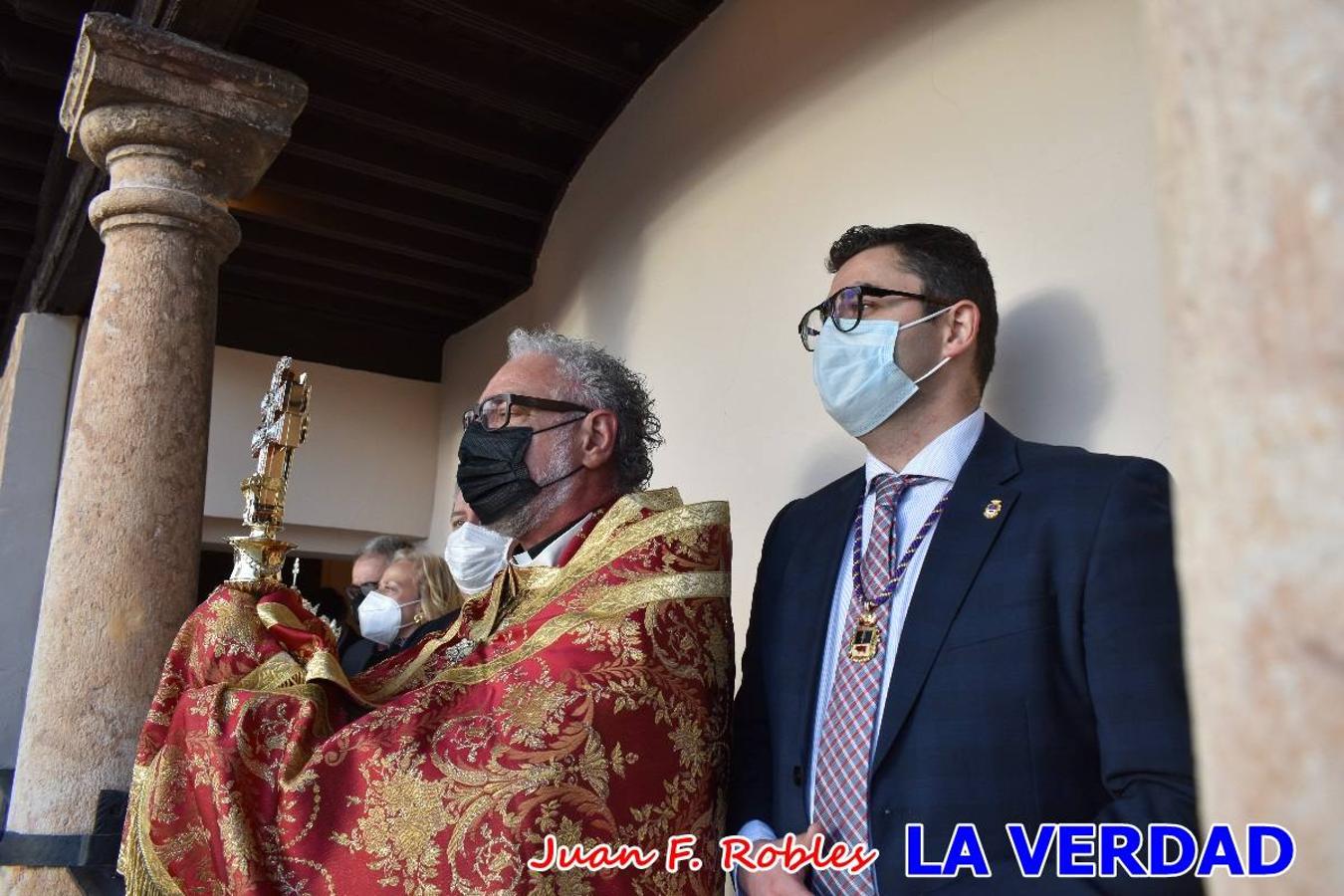 La basílica de la Vera Cruz volvió a acoger el ritual de la Bendición de la Naturaleza con la Sagrada Reliquia. La ceremonia se ha realizado esta tarde y se ha iniciado en el interior del templo para trasladarse después a la Capilla de los Conjuros. 