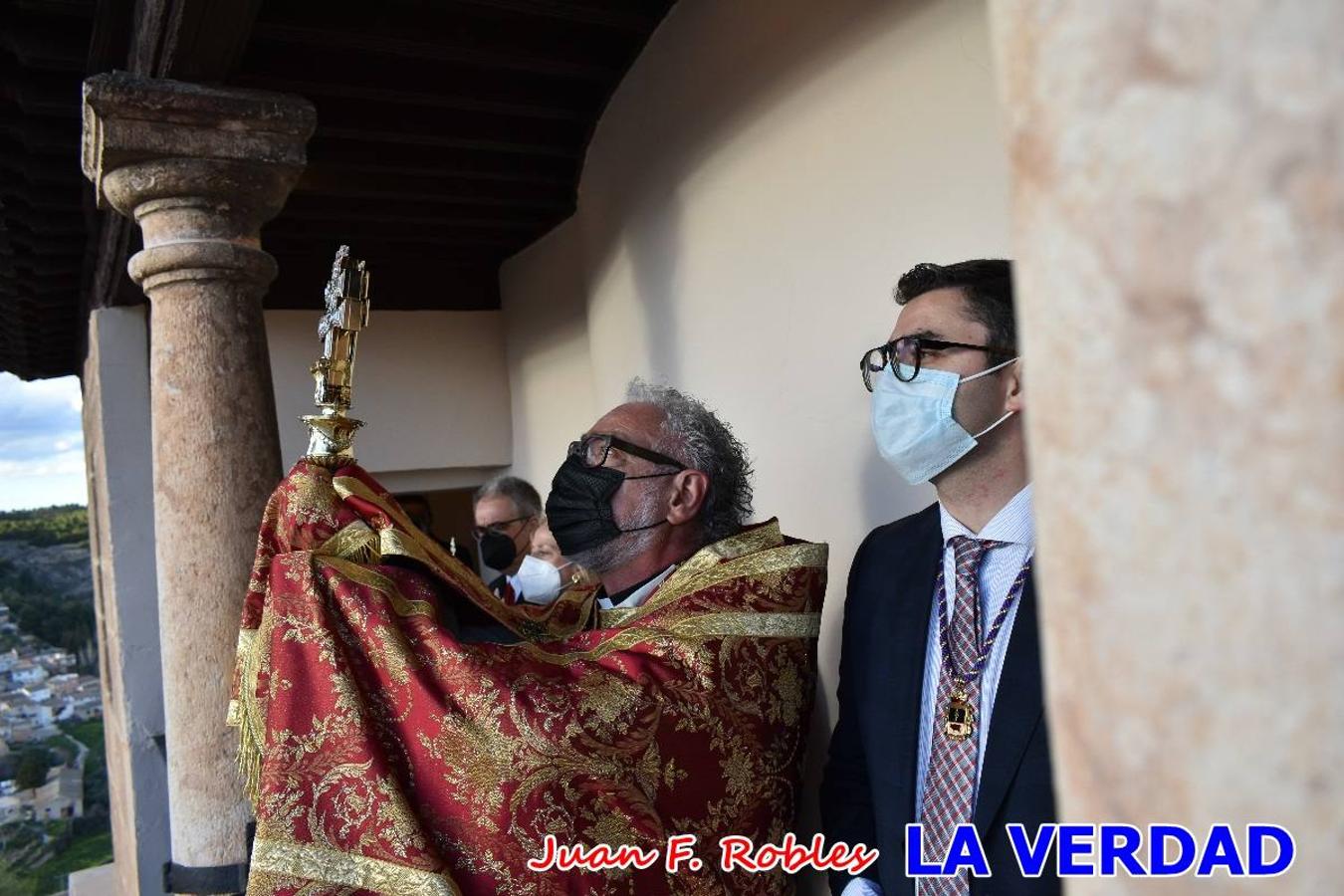 La basílica de la Vera Cruz volvió a acoger el ritual de la Bendición de la Naturaleza con la Sagrada Reliquia. La ceremonia se ha realizado esta tarde y se ha iniciado en el interior del templo para trasladarse después a la Capilla de los Conjuros. 