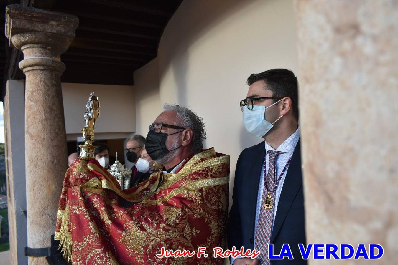 La basílica de la Vera Cruz volvió a acoger el ritual de la Bendición de la Naturaleza con la Sagrada Reliquia. La ceremonia se ha realizado esta tarde y se ha iniciado en el interior del templo para trasladarse después a la Capilla de los Conjuros. 