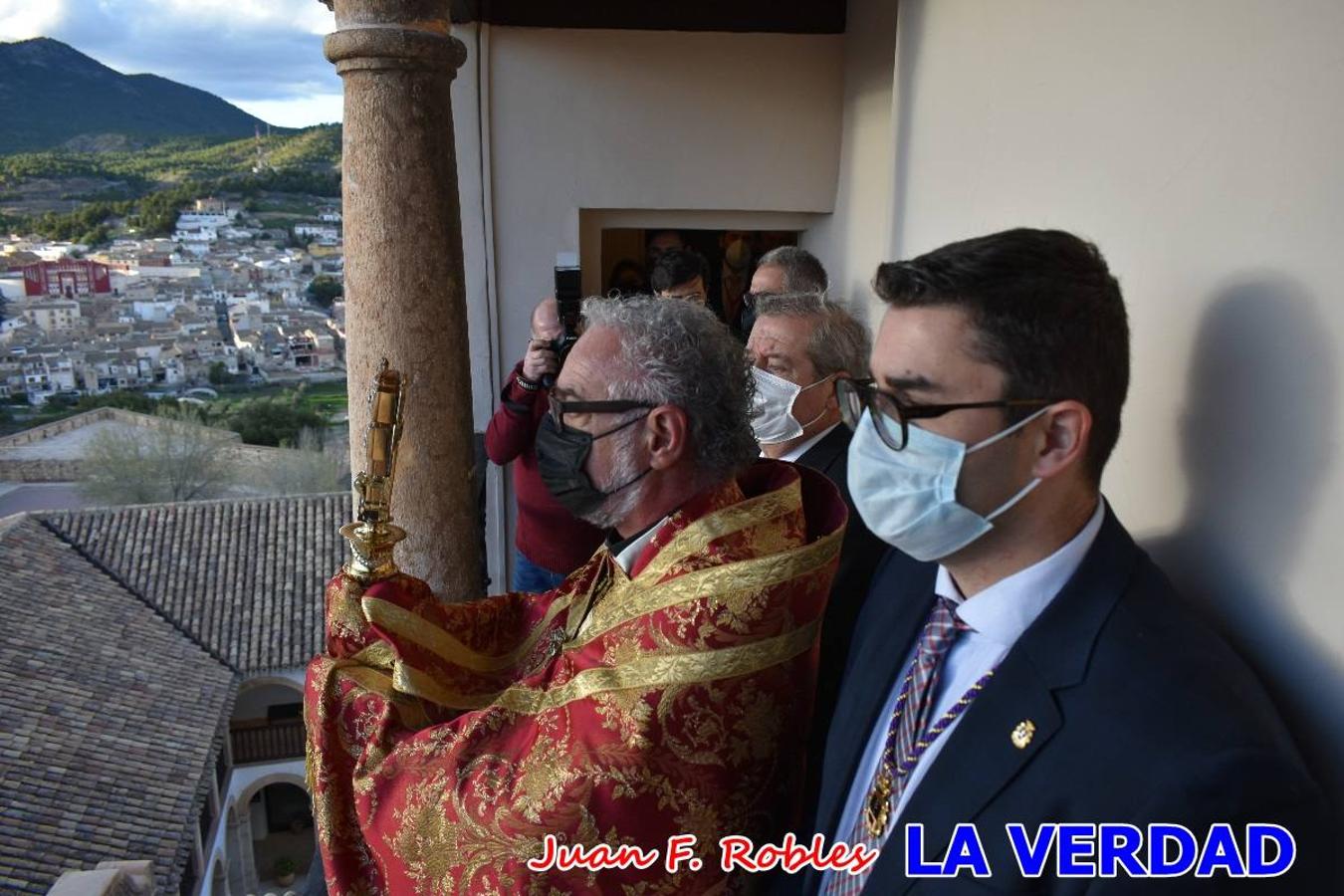 La basílica de la Vera Cruz volvió a acoger el ritual de la Bendición de la Naturaleza con la Sagrada Reliquia. La ceremonia se ha realizado esta tarde y se ha iniciado en el interior del templo para trasladarse después a la Capilla de los Conjuros. 