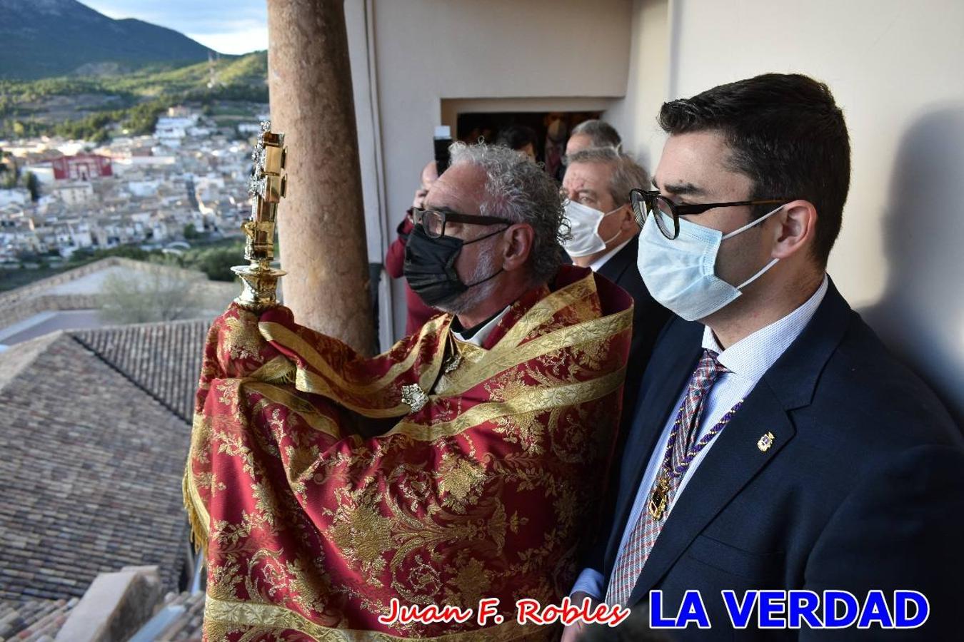 La basílica de la Vera Cruz volvió a acoger el ritual de la Bendición de la Naturaleza con la Sagrada Reliquia. La ceremonia se ha realizado esta tarde y se ha iniciado en el interior del templo para trasladarse después a la Capilla de los Conjuros. 