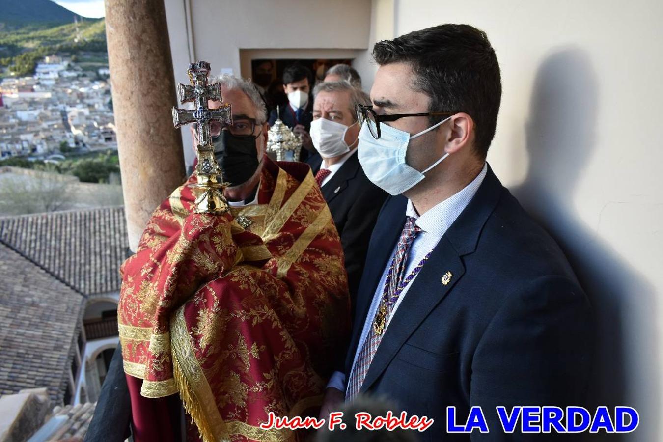 La basílica de la Vera Cruz volvió a acoger el ritual de la Bendición de la Naturaleza con la Sagrada Reliquia. La ceremonia se ha realizado esta tarde y se ha iniciado en el interior del templo para trasladarse después a la Capilla de los Conjuros. 