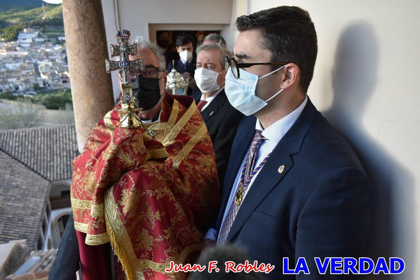 La basílica de la Vera Cruz volvió a acoger el ritual de la Bendición de la Naturaleza con la Sagrada Reliquia. La ceremonia se ha realizado esta tarde y se ha iniciado en el interior del templo para trasladarse después a la Capilla de los Conjuros. 