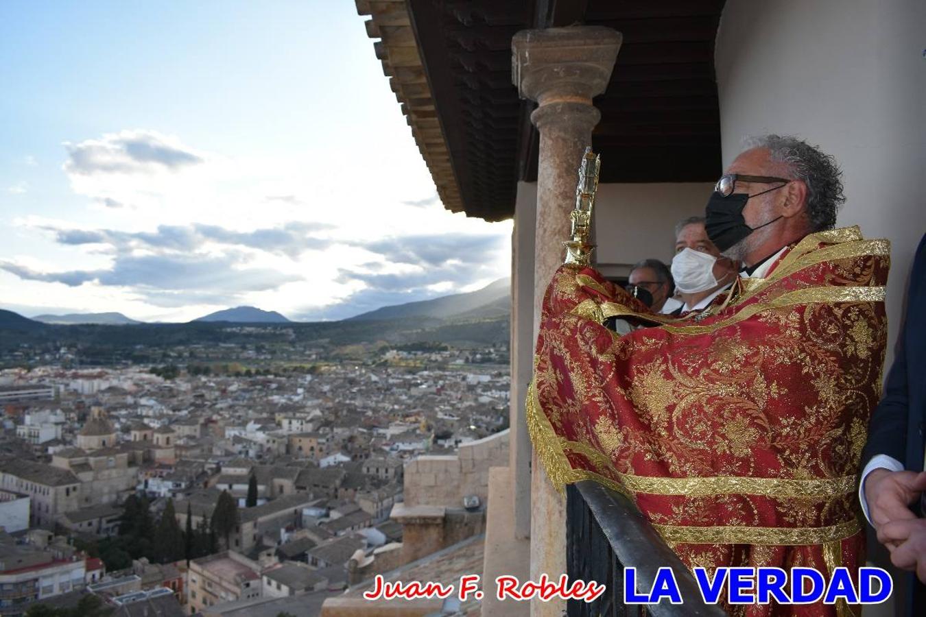 La basílica de la Vera Cruz volvió a acoger el ritual de la Bendición de la Naturaleza con la Sagrada Reliquia. La ceremonia se ha realizado esta tarde y se ha iniciado en el interior del templo para trasladarse después a la Capilla de los Conjuros. 