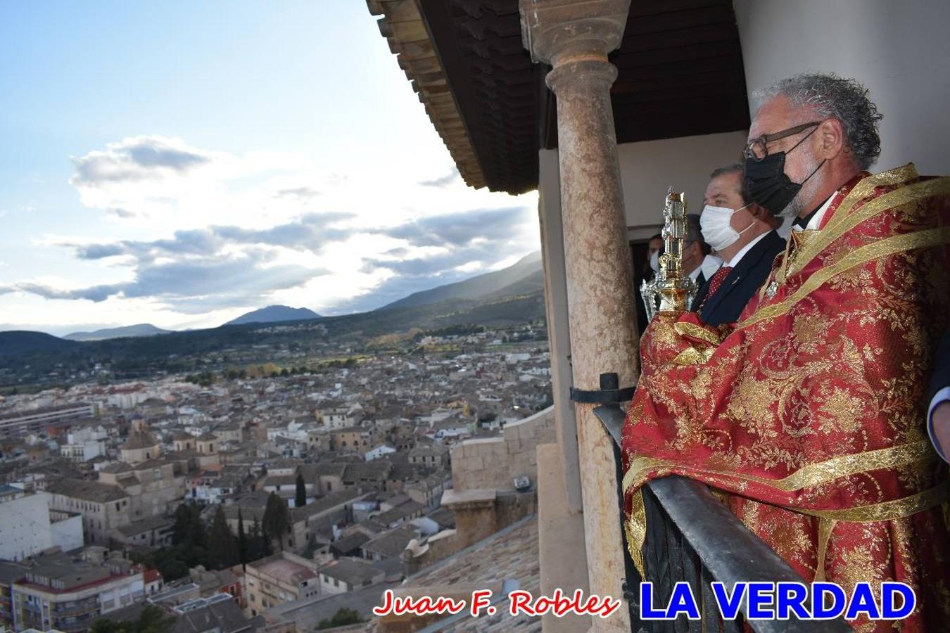 La basílica de la Vera Cruz volvió a acoger el ritual de la Bendición de la Naturaleza con la Sagrada Reliquia. La ceremonia se ha realizado esta tarde y se ha iniciado en el interior del templo para trasladarse después a la Capilla de los Conjuros. 