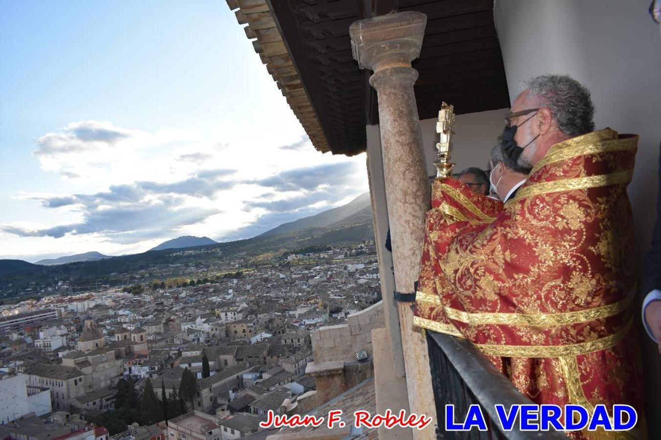 La basílica de la Vera Cruz volvió a acoger el ritual de la Bendición de la Naturaleza con la Sagrada Reliquia. La ceremonia se ha realizado esta tarde y se ha iniciado en el interior del templo para trasladarse después a la Capilla de los Conjuros. 