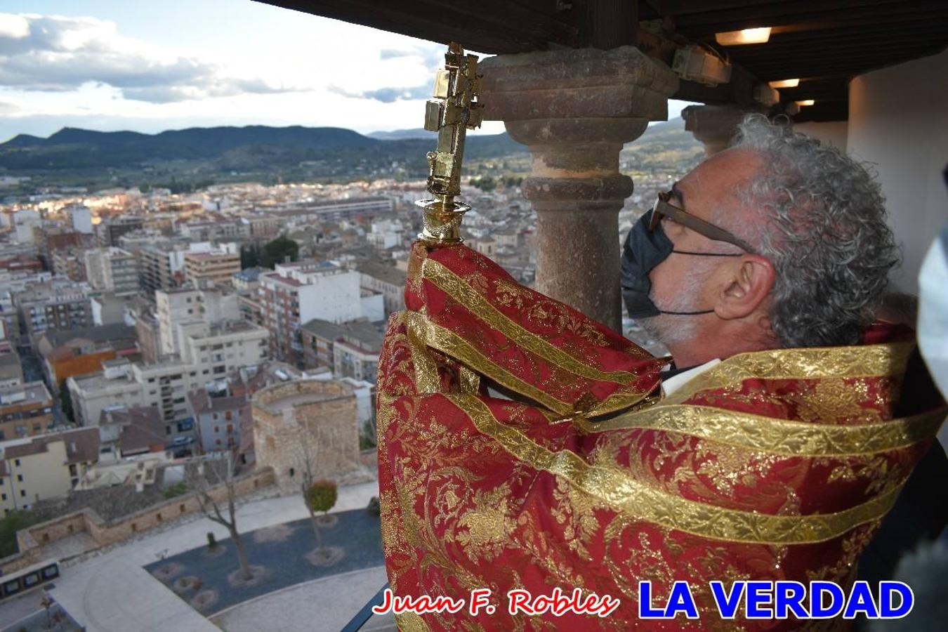 La basílica de la Vera Cruz volvió a acoger el ritual de la Bendición de la Naturaleza con la Sagrada Reliquia. La ceremonia se ha realizado esta tarde y se ha iniciado en el interior del templo para trasladarse después a la Capilla de los Conjuros. 