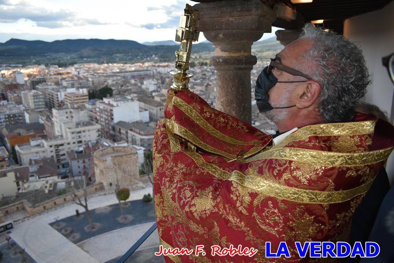 La basílica de la Vera Cruz volvió a acoger el ritual de la Bendición de la Naturaleza con la Sagrada Reliquia. La ceremonia se ha realizado esta tarde y se ha iniciado en el interior del templo para trasladarse después a la Capilla de los Conjuros. 