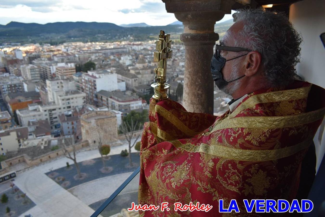 La basílica de la Vera Cruz volvió a acoger el ritual de la Bendición de la Naturaleza con la Sagrada Reliquia. La ceremonia se ha realizado esta tarde y se ha iniciado en el interior del templo para trasladarse después a la Capilla de los Conjuros. 