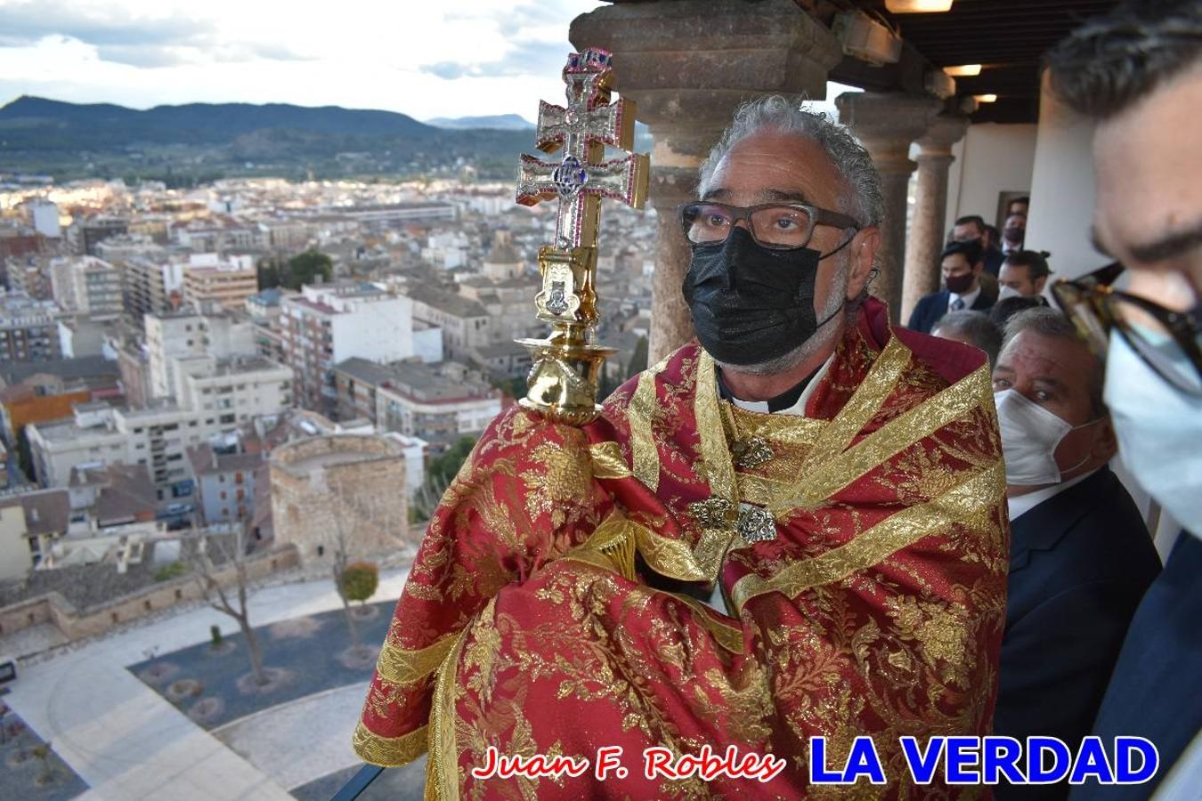 La basílica de la Vera Cruz volvió a acoger el ritual de la Bendición de la Naturaleza con la Sagrada Reliquia. La ceremonia se ha realizado esta tarde y se ha iniciado en el interior del templo para trasladarse después a la Capilla de los Conjuros. 