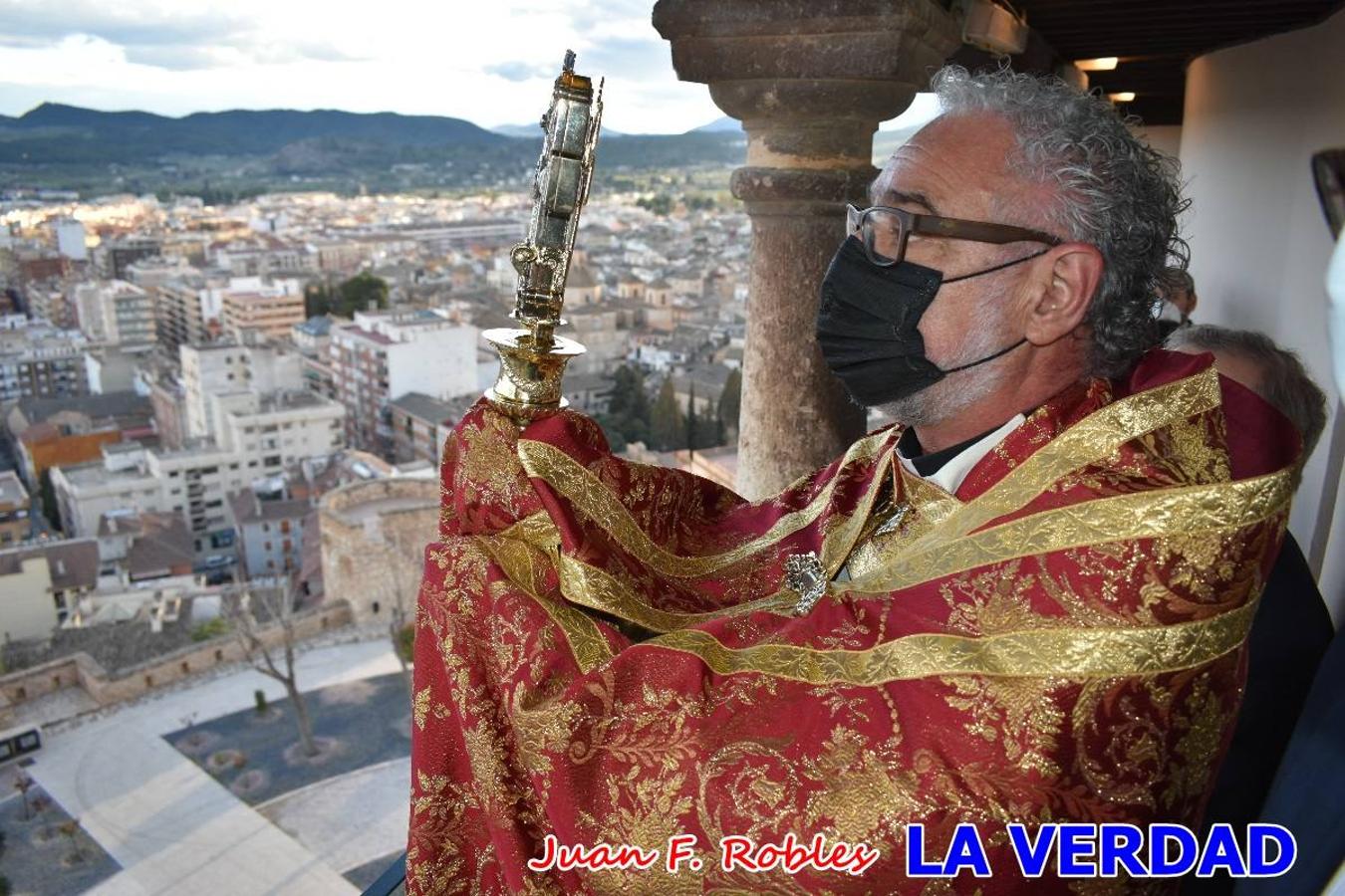 La basílica de la Vera Cruz volvió a acoger el ritual de la Bendición de la Naturaleza con la Sagrada Reliquia. La ceremonia se ha realizado esta tarde y se ha iniciado en el interior del templo para trasladarse después a la Capilla de los Conjuros. 