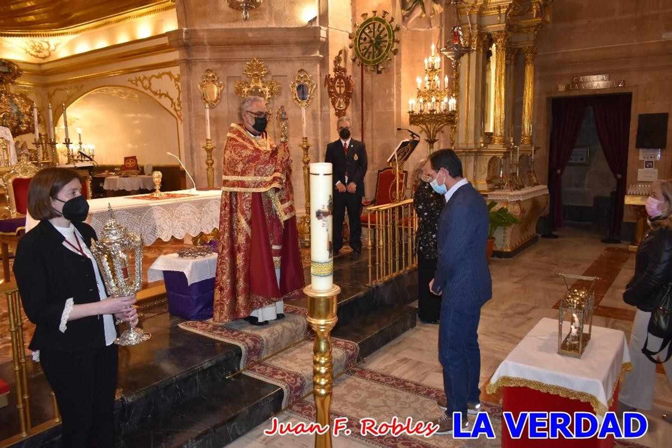 La basílica de la Vera Cruz volvió a acoger el ritual de la Bendición de la Naturaleza con la Sagrada Reliquia. La ceremonia se ha realizado esta tarde y se ha iniciado en el interior del templo para trasladarse después a la Capilla de los Conjuros. 