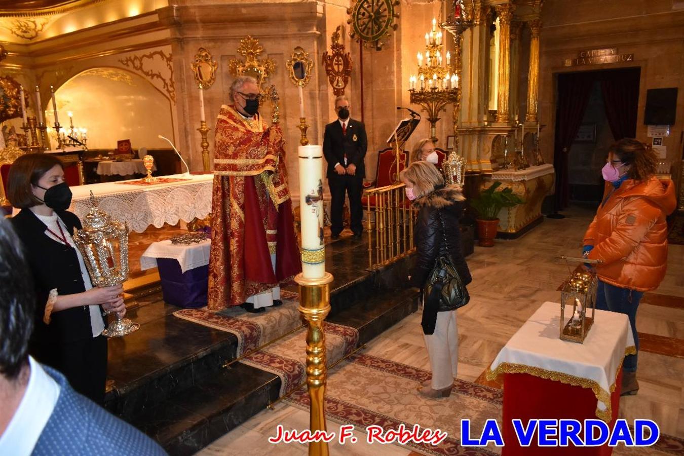 La basílica de la Vera Cruz volvió a acoger el ritual de la Bendición de la Naturaleza con la Sagrada Reliquia. La ceremonia se ha realizado esta tarde y se ha iniciado en el interior del templo para trasladarse después a la Capilla de los Conjuros. 