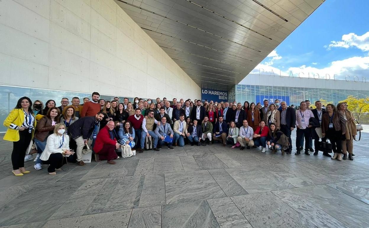 Foto de los compromisarios murcianos del PP, este viernes, en Sevilla.