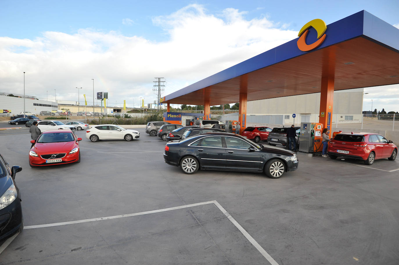 Fotos: Las gasolineras inician la rebaja de los combustibles en pie de guerra