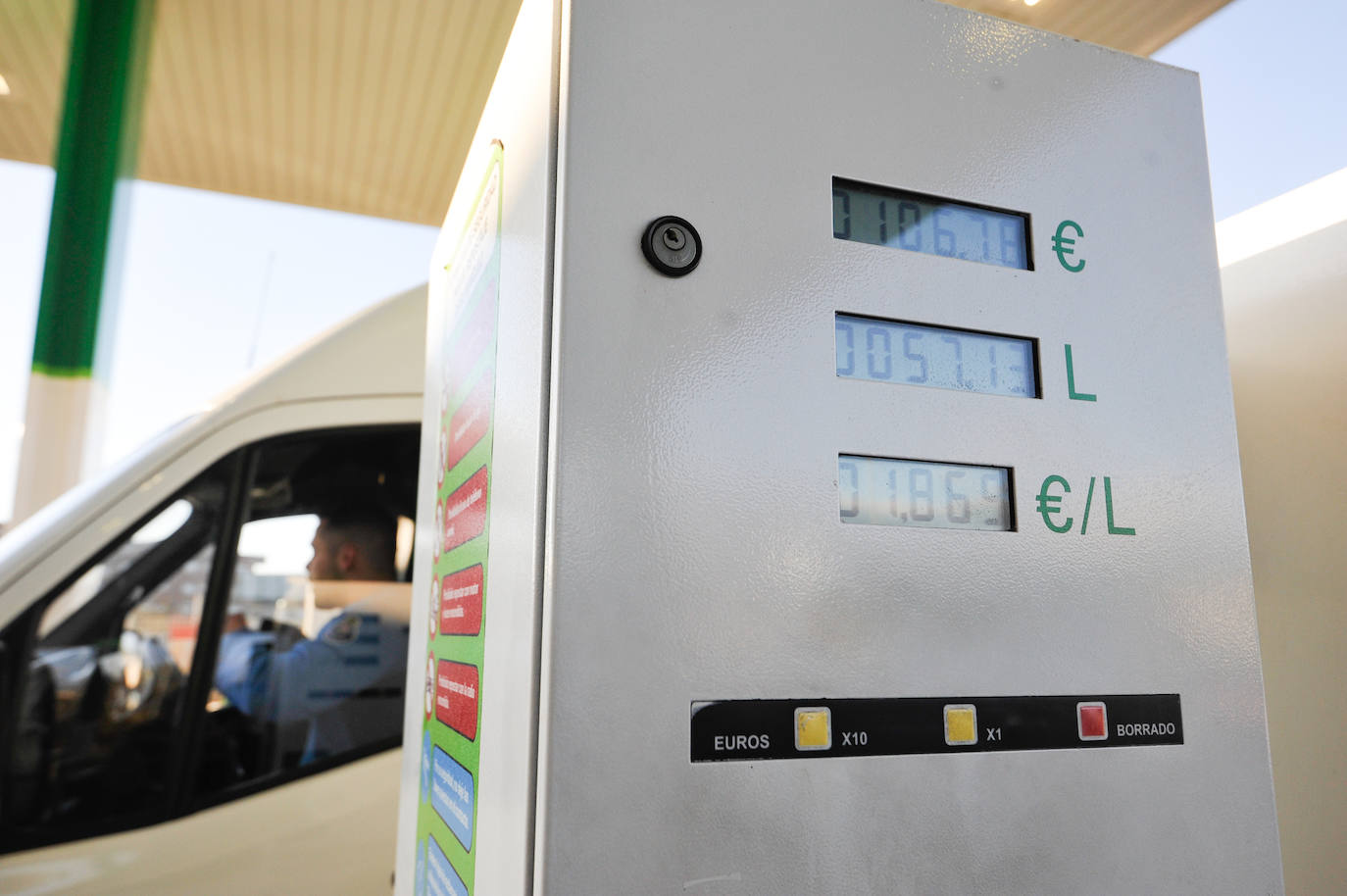 Fotos: Las gasolineras inician la rebaja de los combustibles en pie de guerra