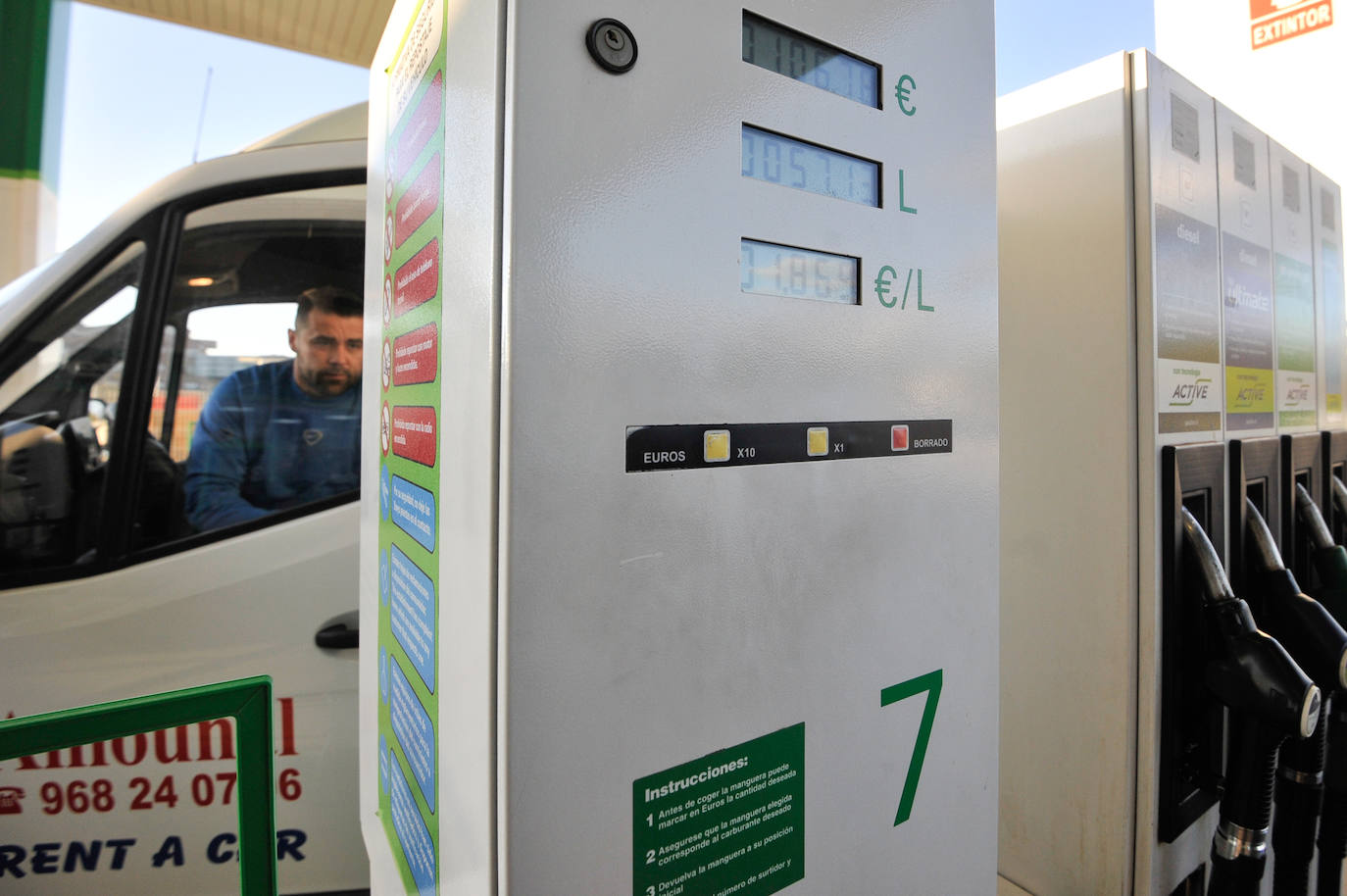Fotos: Las gasolineras inician la rebaja de los combustibles en pie de guerra