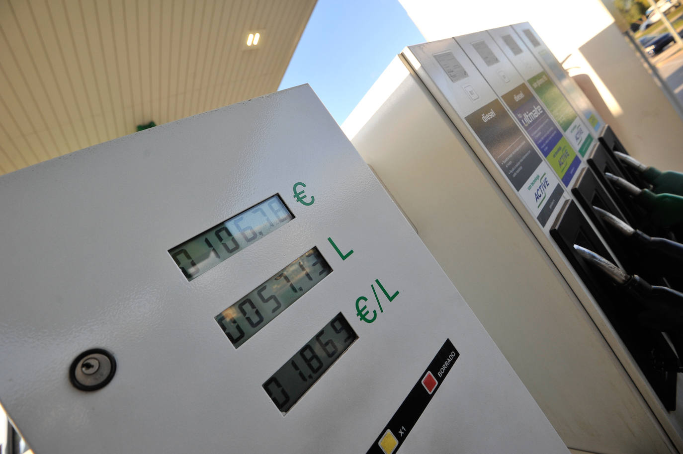 Fotos: Las gasolineras inician la rebaja de los combustibles en pie de guerra