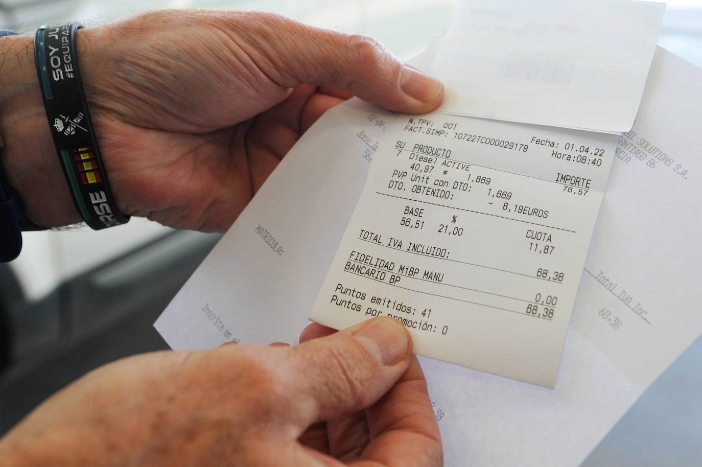 Fotos: Las gasolineras inician la rebaja de los combustibles en pie de guerra