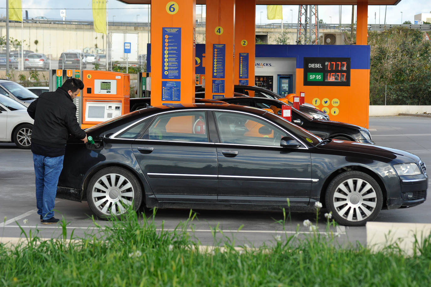 Fotos: Las gasolineras inician la rebaja de los combustibles en pie de guerra