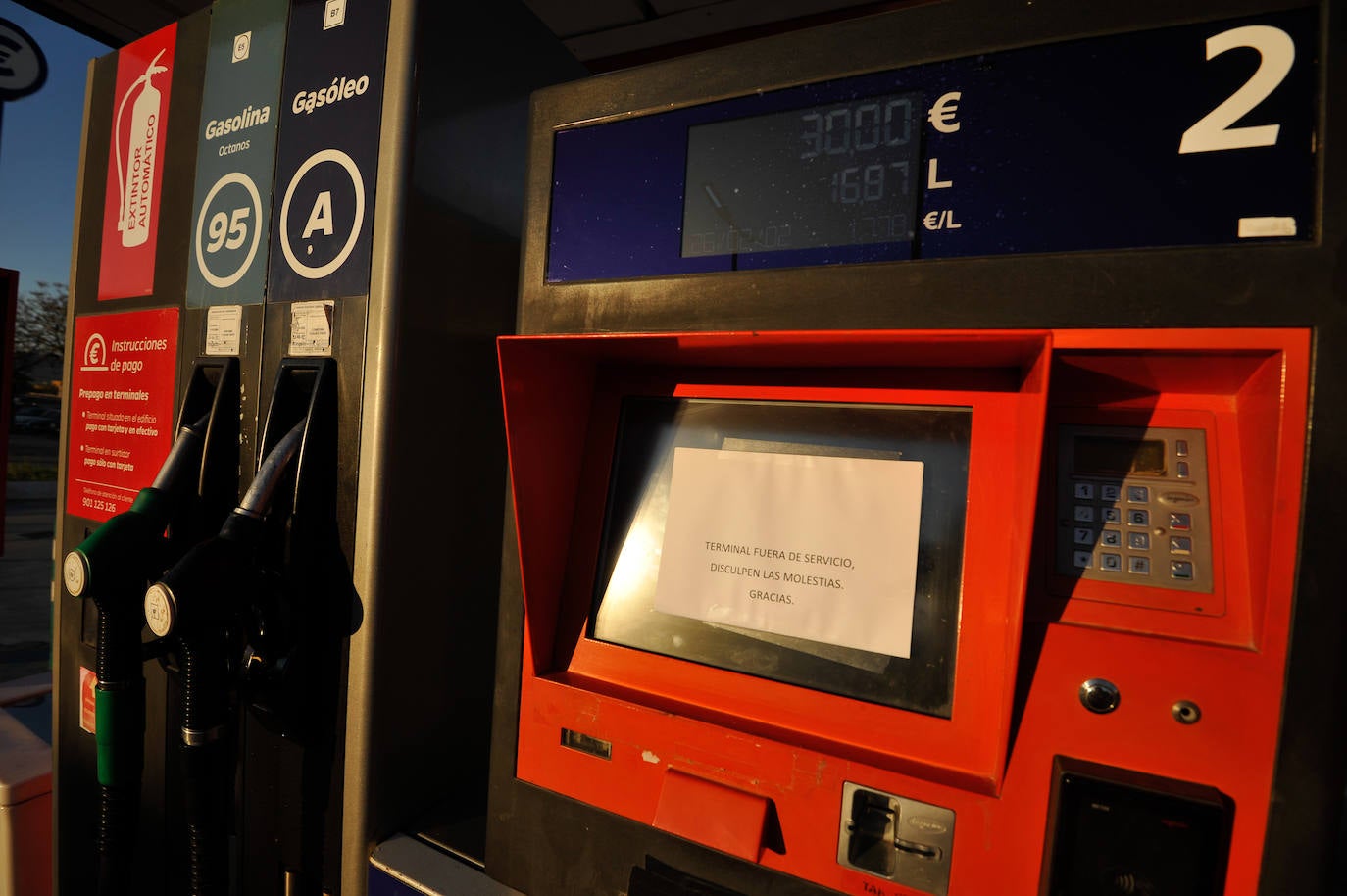 Fotos: Las gasolineras inician la rebaja de los combustibles en pie de guerra