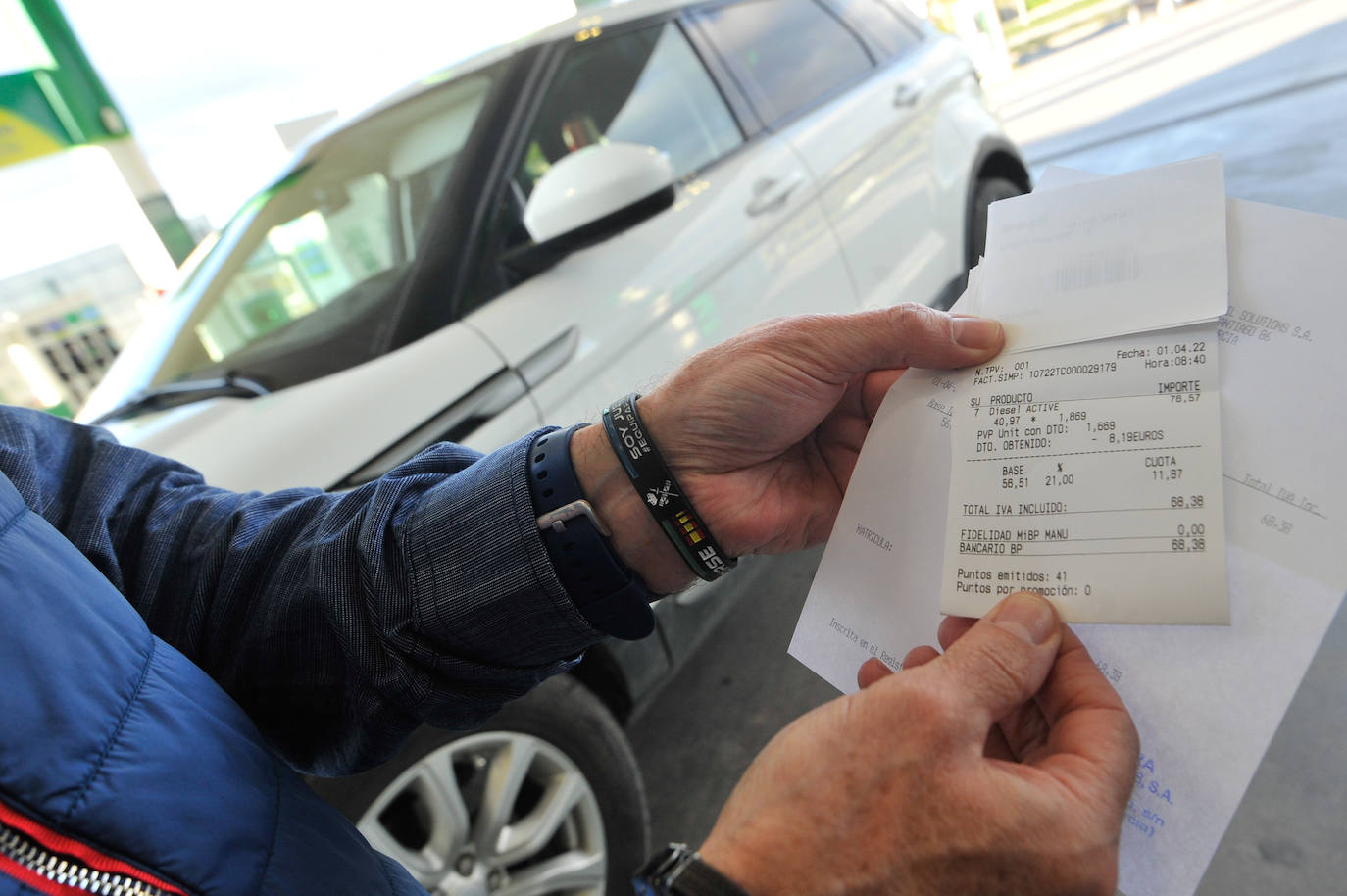 Fotos: Las gasolineras inician la rebaja de los combustibles en pie de guerra