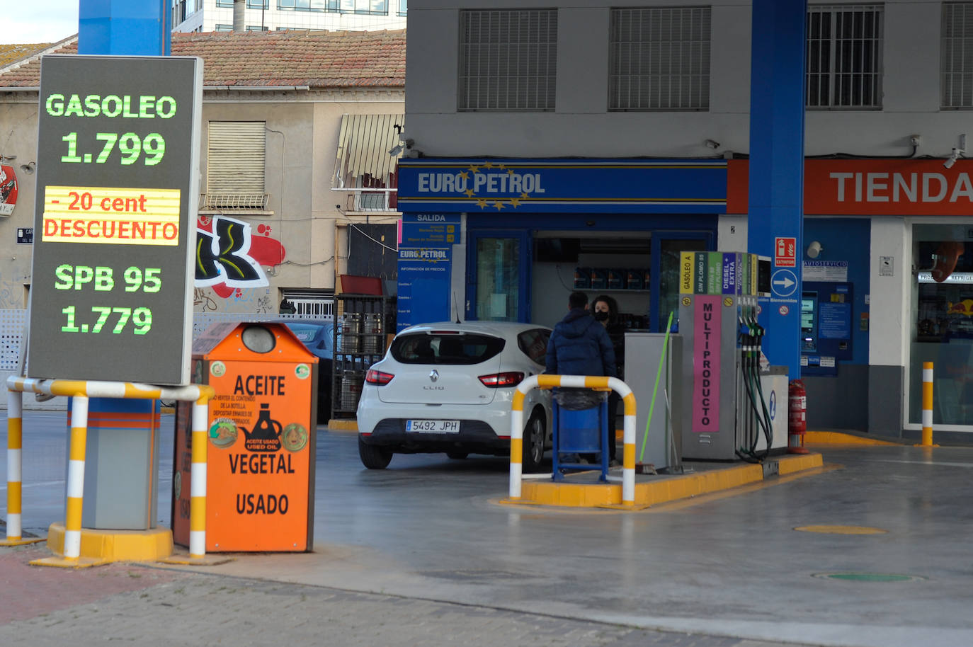 Fotos: Las gasolineras inician la rebaja de los combustibles en pie de guerra