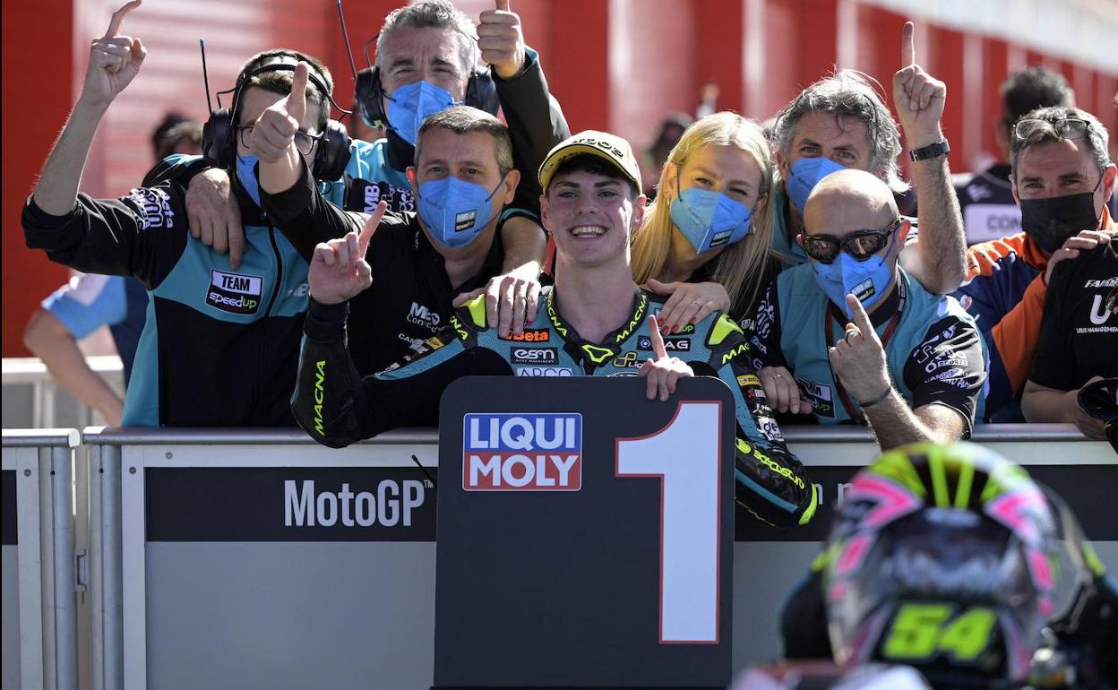 Fermín Aldeguer celebra la 'pole' en el Gran Premio de Argentina.