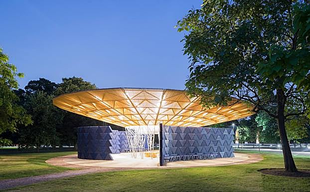 Imagen principal - Serpentine Pavilion 2017 en Londres. Inspirado por el árbol, punto de encuentro central para la vida en Gando, Francis Kéré buscó este pabellón conectar a sus visitantes con la naturaleza y entre sí. 
