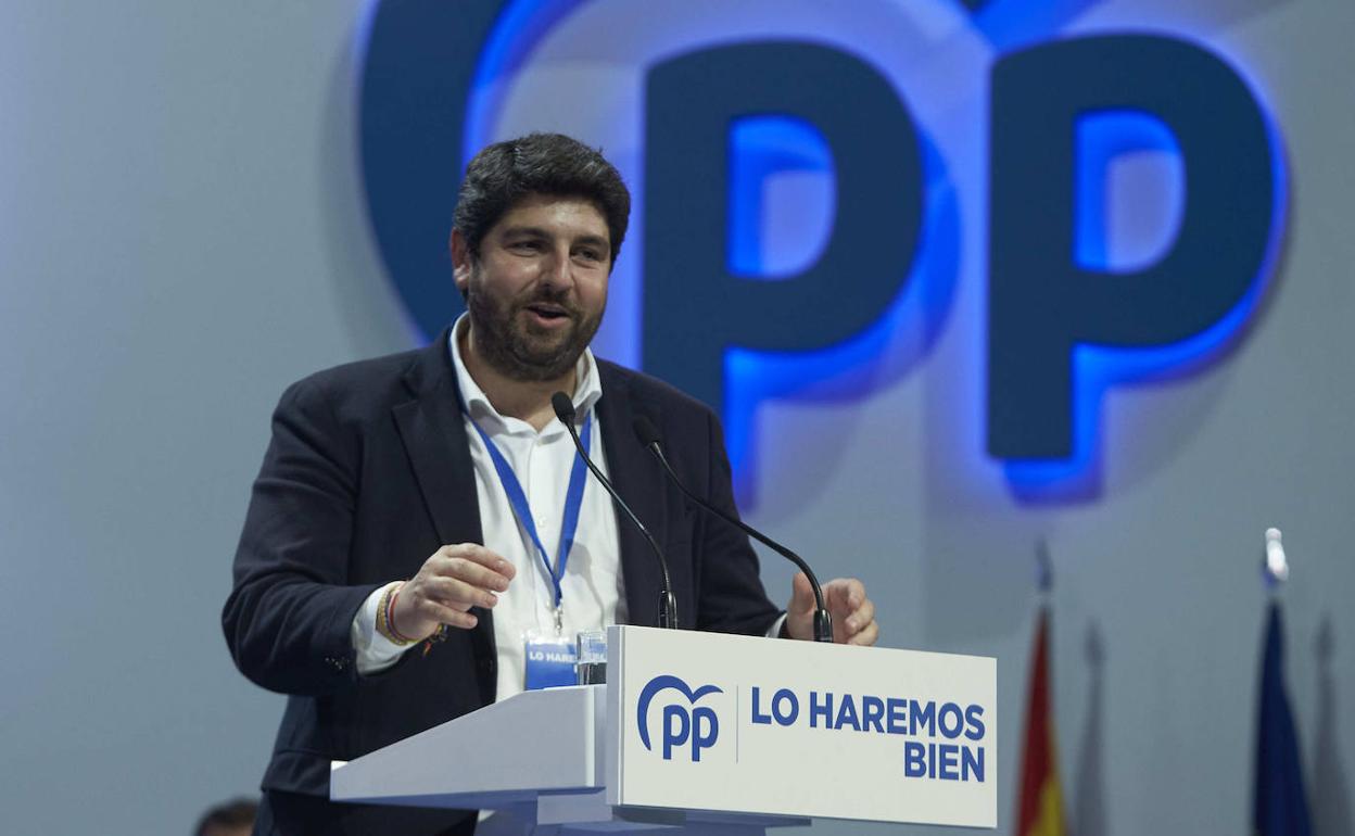 El presidente de la Región de Murcia, Fernando López Miras, este viernes, en el XX Congreso del PP que se está celebrando en Sevilla.